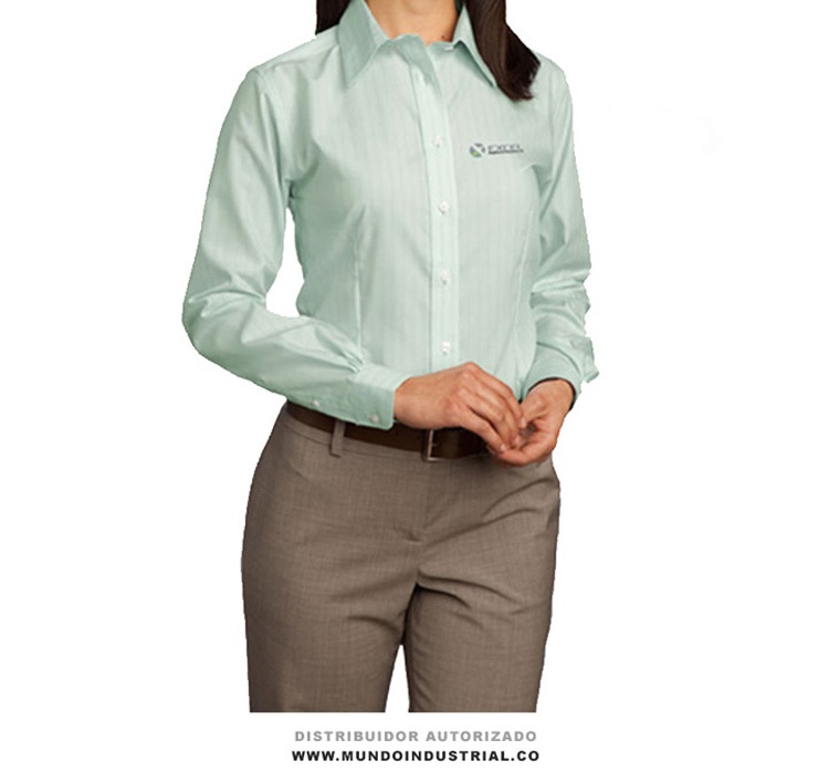 Uniforme administrativo para mujer